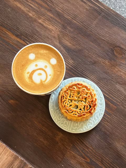 Latte art i ciastko