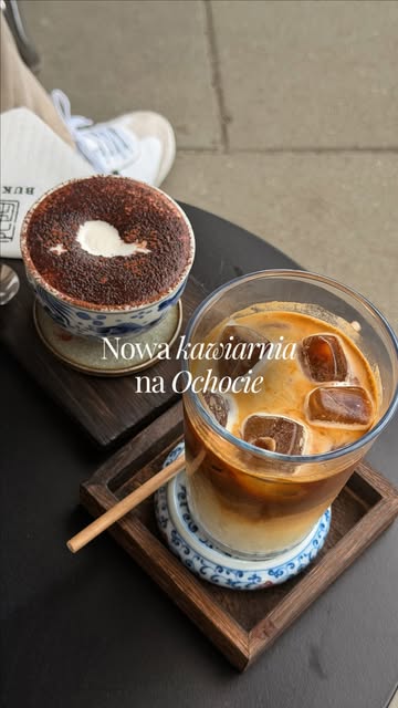 Kawa z lodem i cappuccino na stoliku