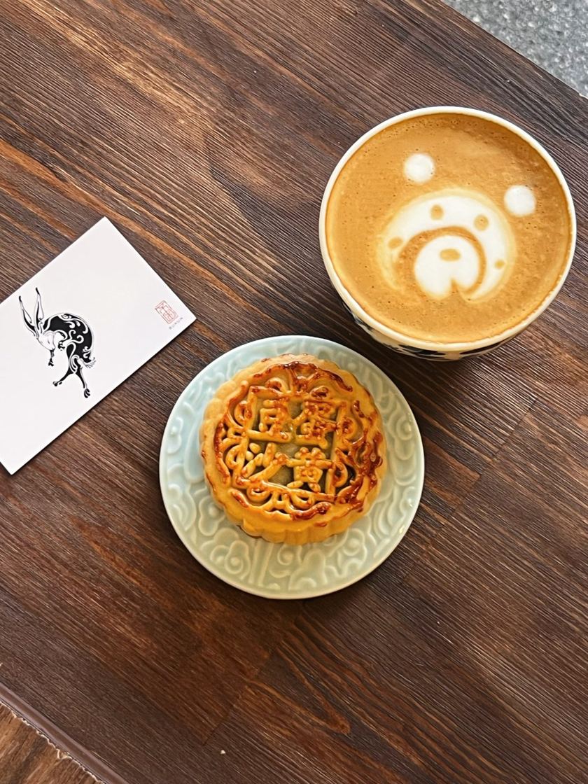 Latte z misiem, ciastko księżycowe i wizytówka BuKun